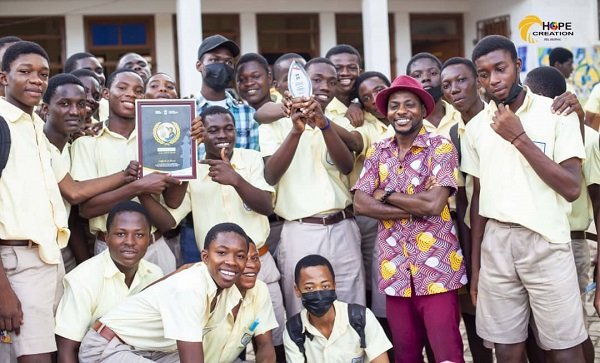 Amb.Prince Kojo Hilton in a group photograph with Accra Academy visual students (1)