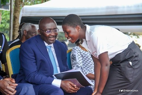 • Dr Mahamud Bawumia interracting with a student of Accra High School