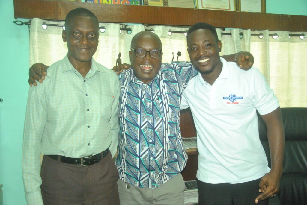 ● Mr Emmanuel Amponsah flanked by Mr Raymond
Kyekye (lef t) with Mr Ernest Nutsugah (right)