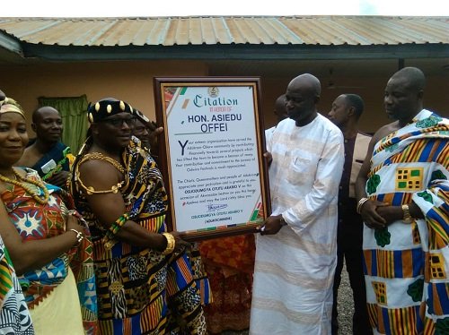 Osuodumgya Otutu Ababio V (left) presenting a citation to Mr Asiedu Offei