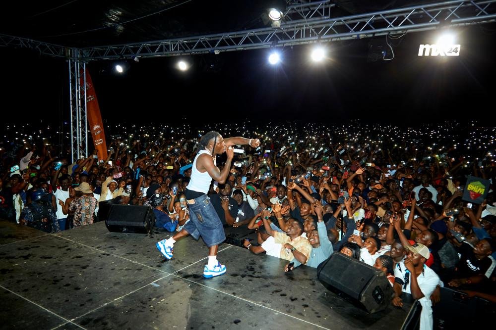 • Stonebwoy performing to huge crowd at Winneba