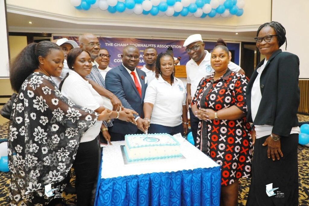 The anniversary committee and GJA executives cutting the anniversary cake