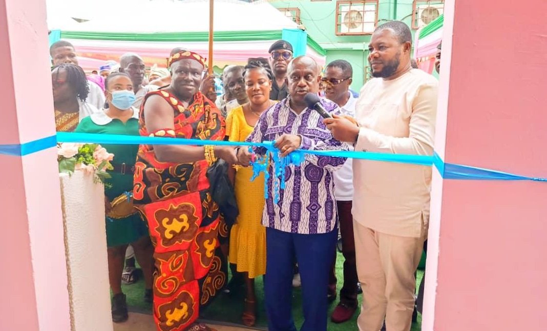 • Ashanti Regional Minister, Simon Osei Mensah joined by MCE Elijah Adansi Bonah for commissioning.