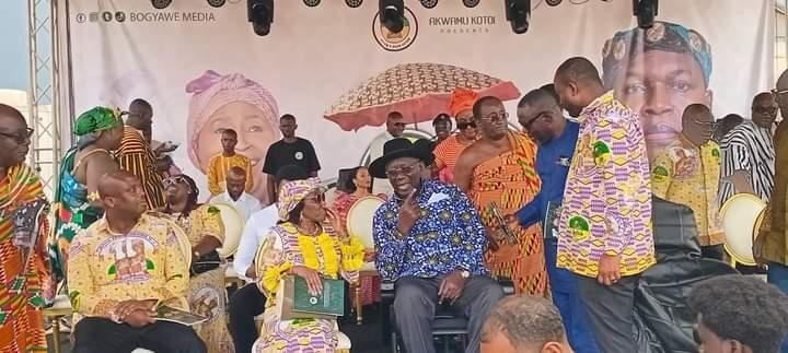 •President Kuffour interacts with Nana
Agyeman Rawlings at the durbar