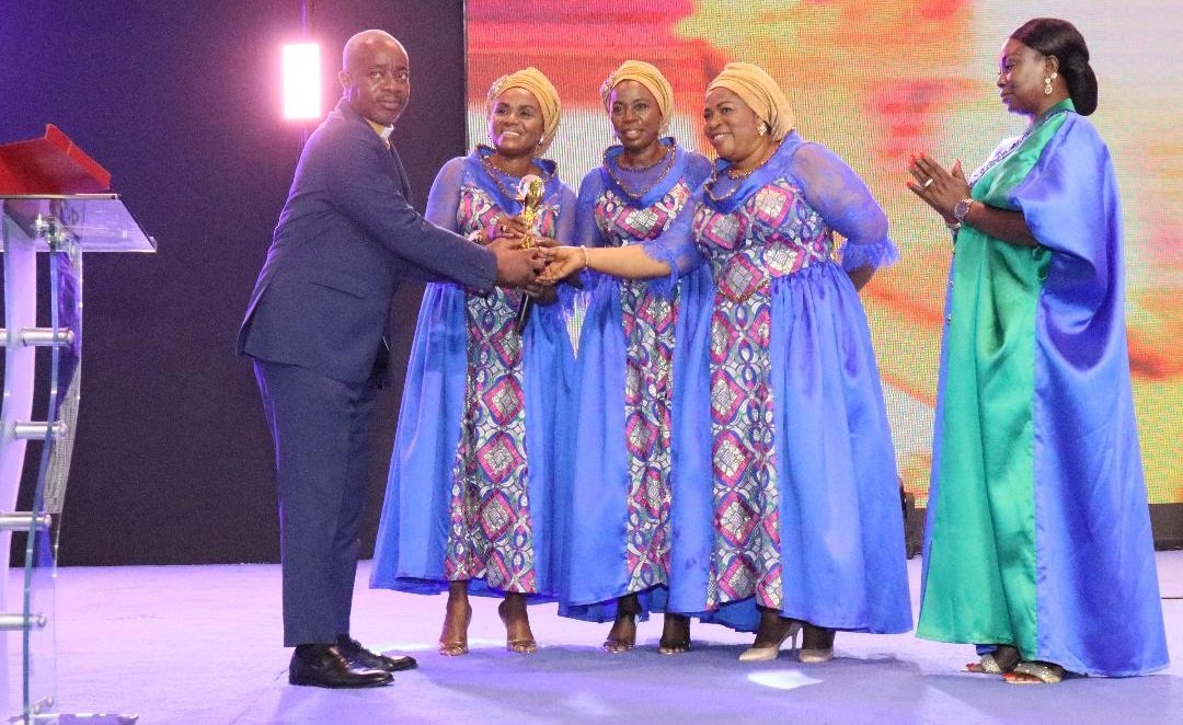 Daughters of Gloriuos Jesus receiving the award