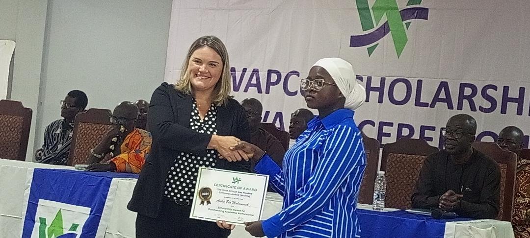 Mrs Burkett (left) presenting an award certificate to Muhammed Bin Aisha, a BSc Petroleum Refining and Petrochemical Engineering student at University of Mines and Technology (UMaT),Tarkwa.