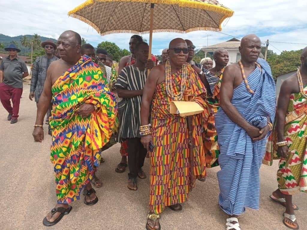 • Togbega Gabusu V11 (middle) flanked by some elders