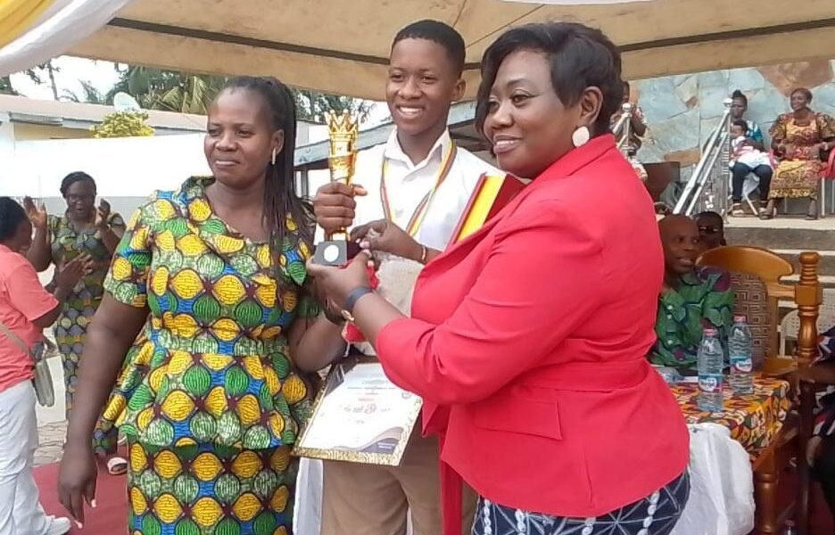 • Dr Mrs Appiah-Pinrah presenting awards to a student.